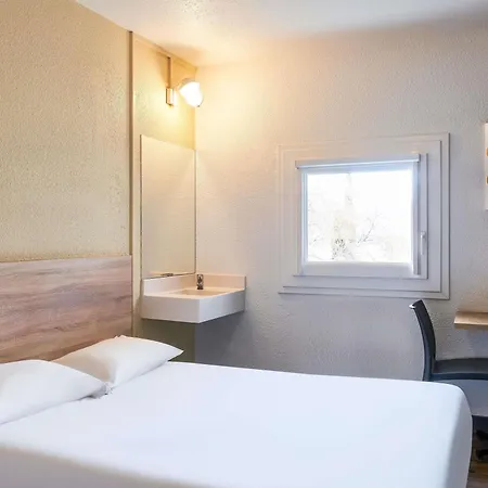 Hotelf1 Mazarin Les Champarts Hotel Chille